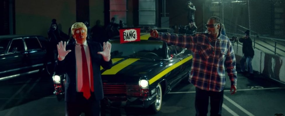 Snoop Dogg fuma un blunt davanti alla Casa Bianca per protestare