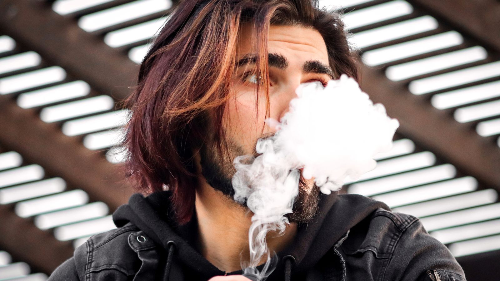 Perché sempre più consumatori di cannabis si stanno avvicinando ai vaporizzatori nel 2026
